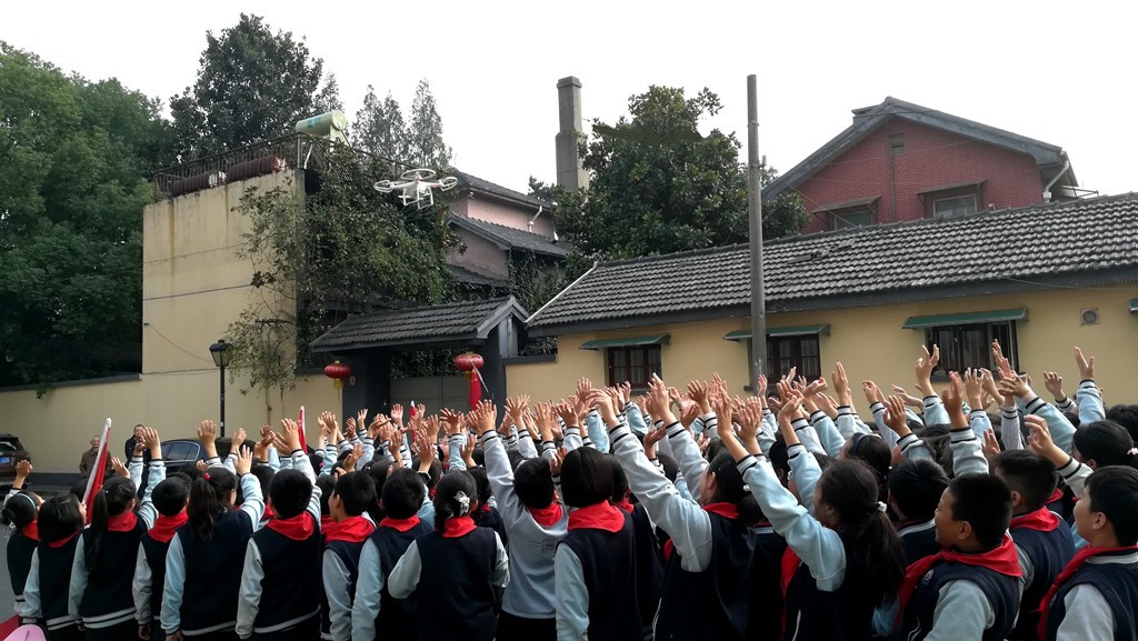 【金盛集團(tuán)】“橙”計(jì)劃走進(jìn)瑯琊路小學(xué) 無(wú)人機(jī)航拍傳遞愛(ài)的祝語(yǔ)